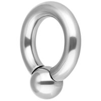 Anello a vite color argento in acciaio chirurgico con diametro interno di 12 mm e sfera da 6 mm su sfondo bianco