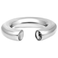 Anello a vite argento con 12mm di diametro interno e 4mm di spessore su sfondo bianco