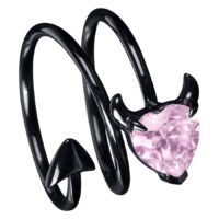 Anello Devil Heart con cristallo rosa, misura 48 Anello nero in acciaio chirurgico con cristallo a cuore rosa e corna di diavolo su sfondo bianco