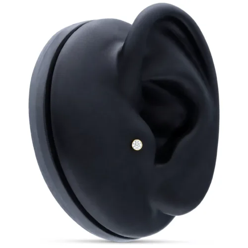 Labret in oro 18k con cristallo chiaro su modello di orecchio nero