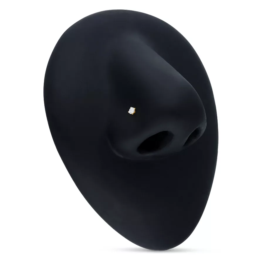 Elegante piercing nasale in oro 18k con piccolo cristallo bianco su sfondo nero