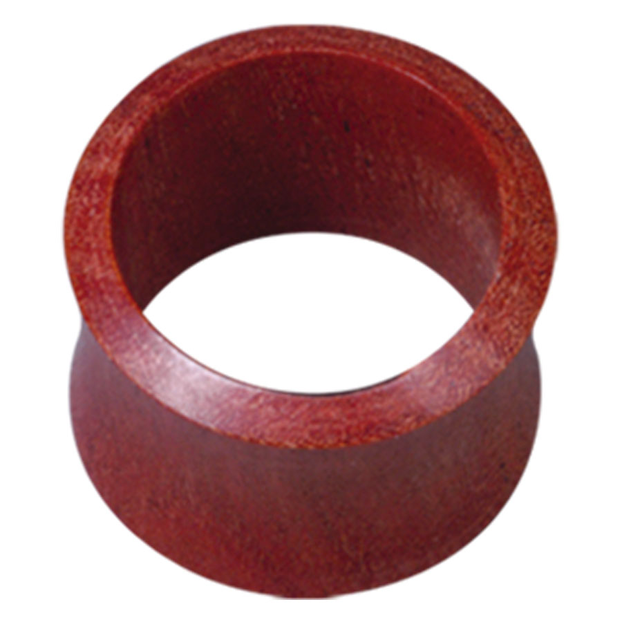 Tunnel in legno rosso per piercing all'orecchio, su sfondo bianco