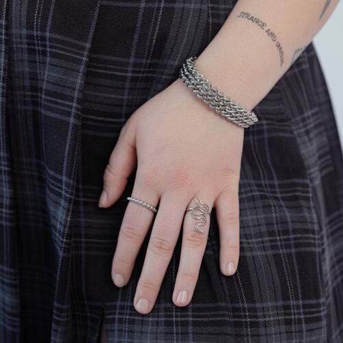 Bracciale intrecciato unisex a 3 fili in acciaio chirurgico argento su mano