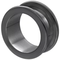 Flesh Tunnel nero in acciaio chirurgico 316L su sfondo bianco