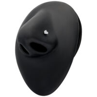 Piercing nasale in argento a forma di cuore con cristallo chiaro su superficie di presentazione nera