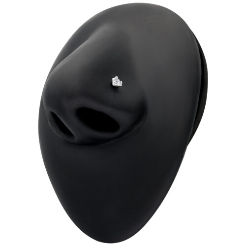 Piercing nasale in argento a forma di cuore con cristallo chiaro su superficie di presentazione nera