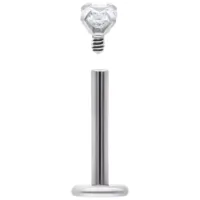 Labret d'argento in acciaio chirurgico 316L con cristallo chiaro su sfondo bianco