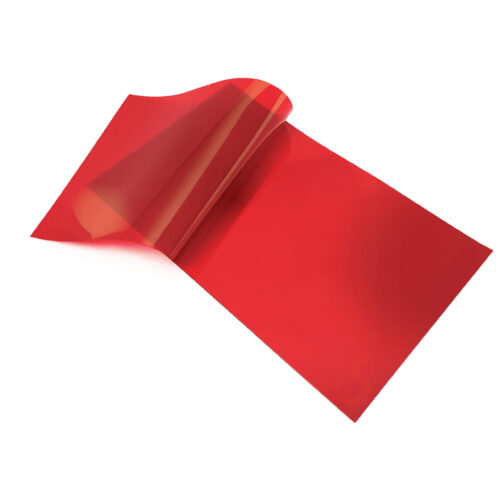 Pellicola rossa su sfondo bianco, leggermente curva