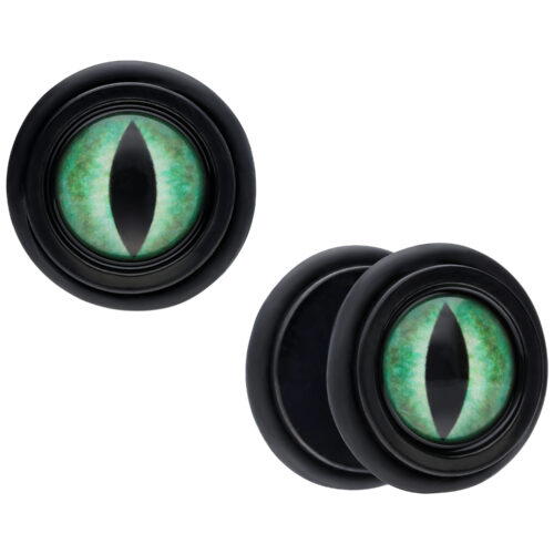 Finto plug nero con occhio di gatto verde su sfondo bianco