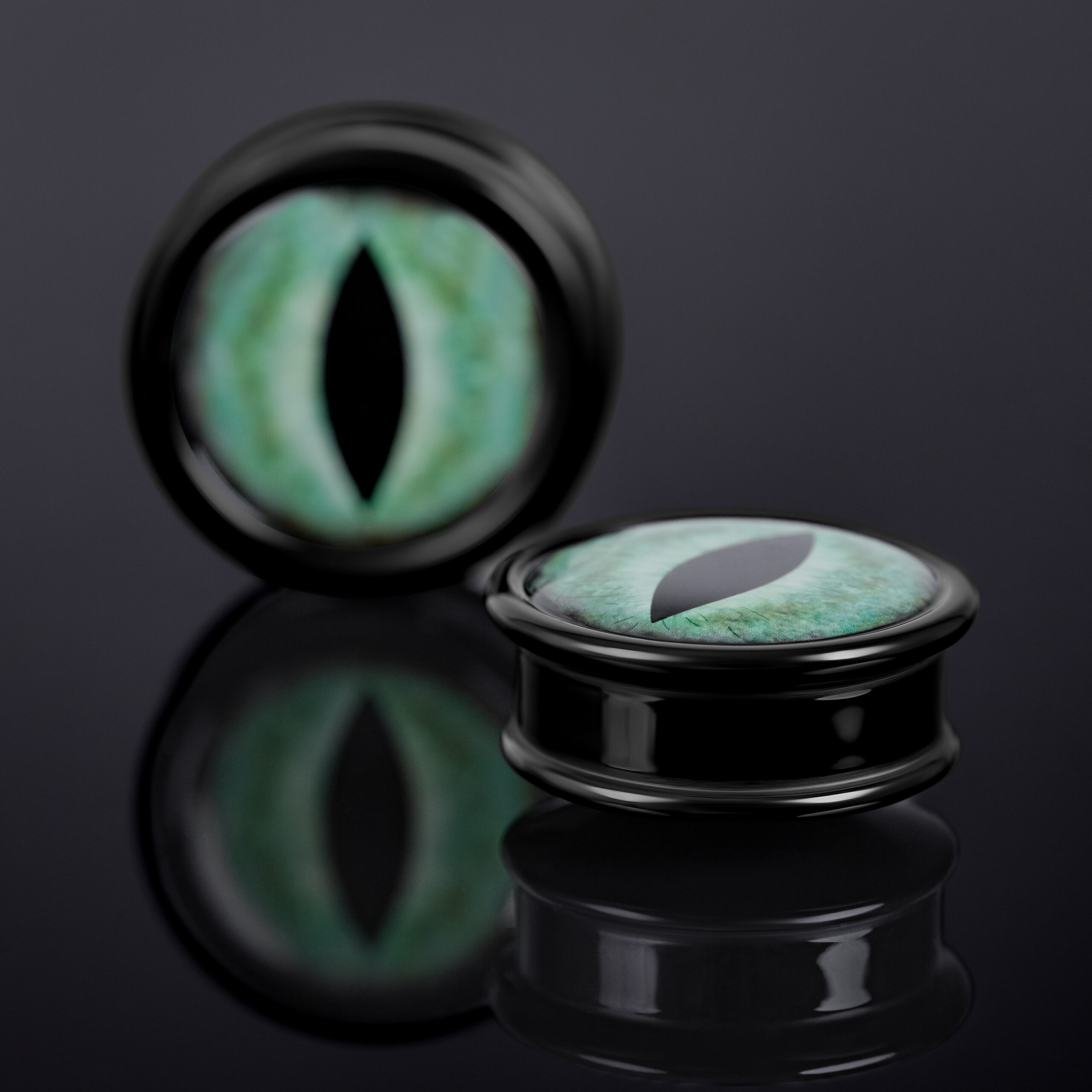 Plug nero con design occhio di gatto verde su sfondo scuro