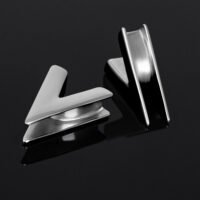 Due Earsaddles a forma di V in argento e nero su sfondo nero