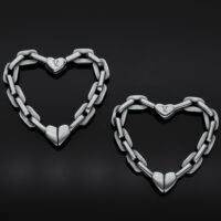Orecchini a cuore in argento con maglie su sfondo nero
