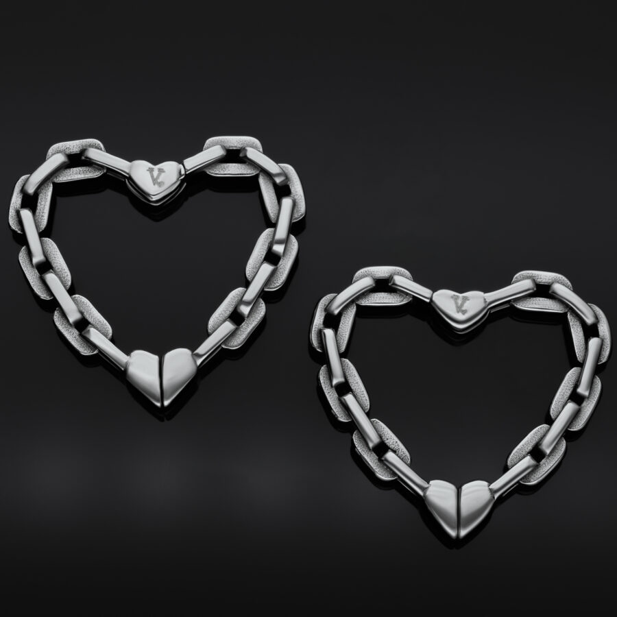 Orecchini a cuore in argento con maglie su sfondo nero