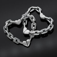 Orecchini a forma di cuore in argento su sfondo nero