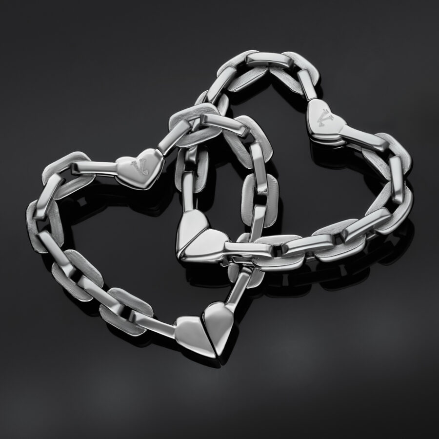 Orecchini a forma di cuore in argento su sfondo nero