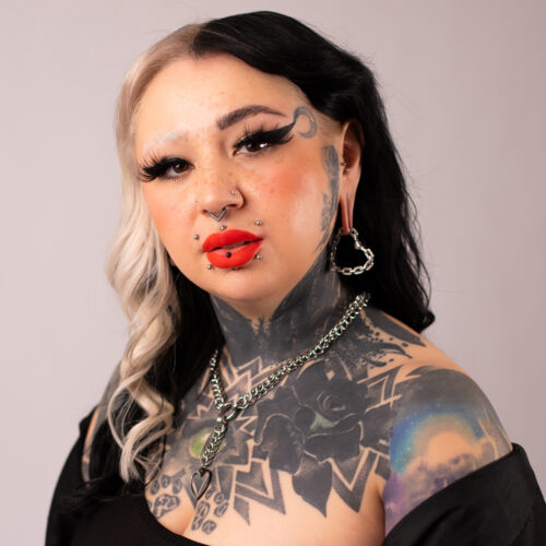 Donna con orecchini cuore in argento Verena Venus su sfondo neutro