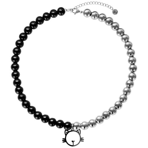Collana di perle metà nere e metà argento con ciondolo a forma di gatto su sfondo bianco