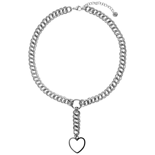 Collana choker argento con ciondolo a cuore su sfondo bianco
