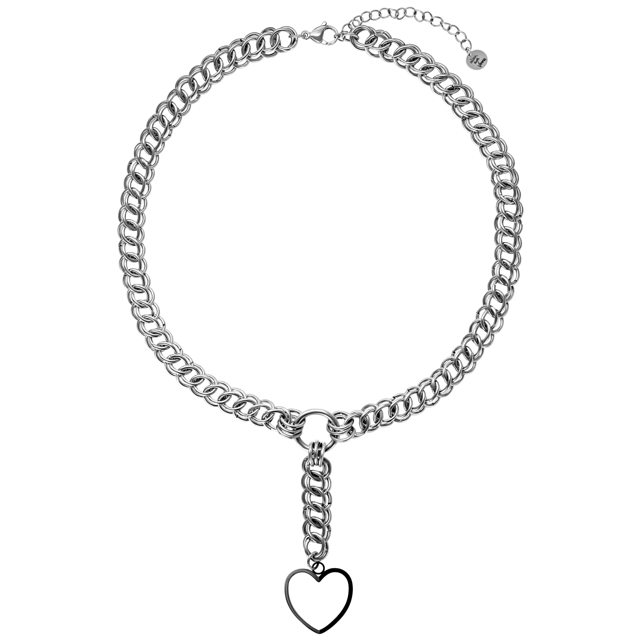 Collana choker argento con ciondolo a cuore su sfondo bianco