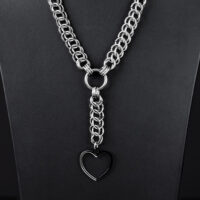 Collana choker argentata con grande ciondolo a cuore su sfondo nero
