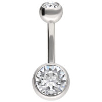 Piercing all'ombelico in titanio argento con cristalli chiari su sfondo bianco