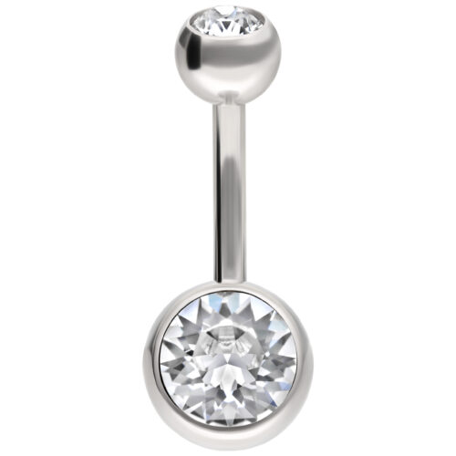 Piercing all'ombelico in titanio argento con cristalli chiari su sfondo bianco
