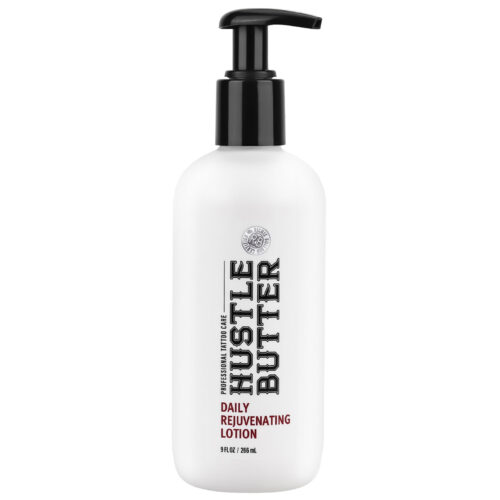 Bottiglia bianca di Hustle Butter Lotion con dispenser nero su sfondo bianco