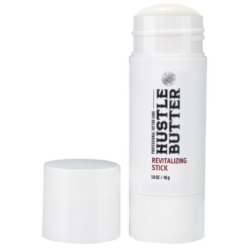 Hustle Butter Revitalizing Stick su sfondo bianco con coperchio rimosso