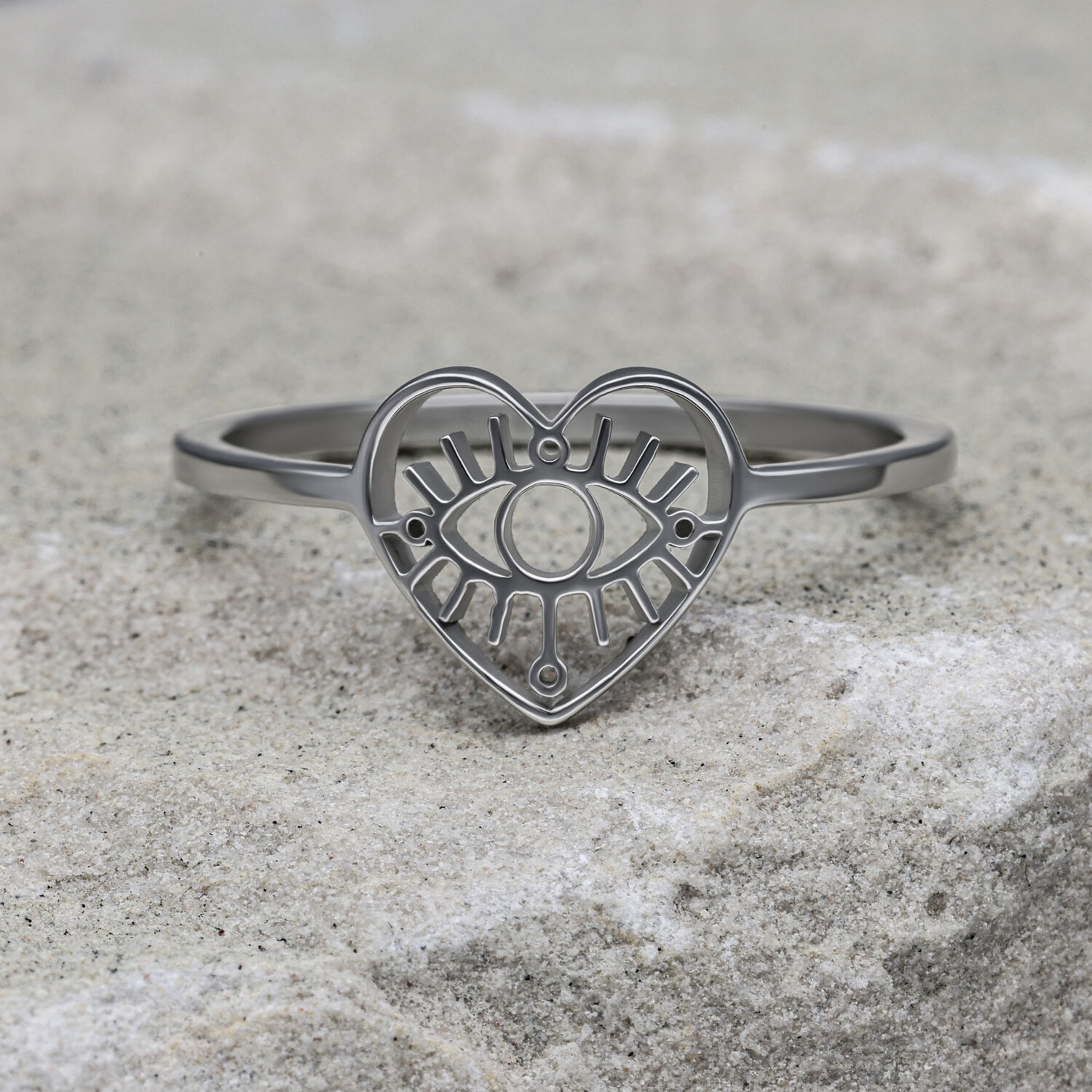 Anello argentato a forma di cuore con motivo occhio su pietra grigia