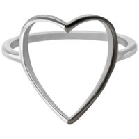 Anello a cuore in argento, acciaio chirurgico, misura 17.0 mm, su sfondo bianco