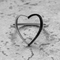 Anello a cuore bicolore in argento e nero su sfondo grigio