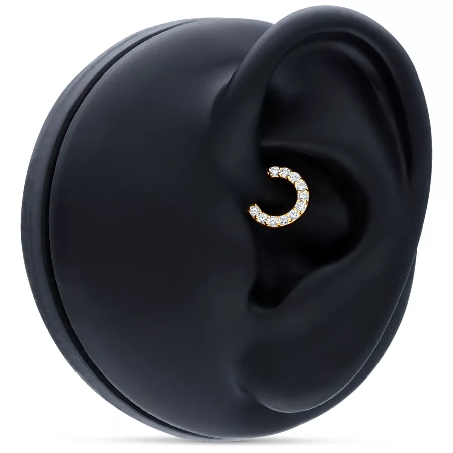 Anello septum in oro 18K con cristalli chiari su modello di orecchio nero
