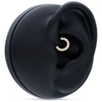 Anello septum in oro 18K con cristalli chiari su modello di orecchio nero