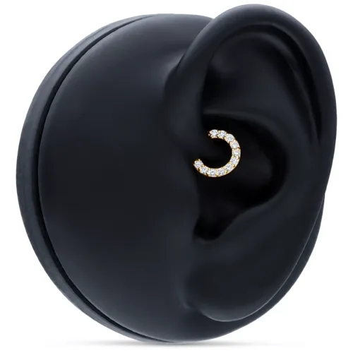 Anello septum in oro 18K con cristalli chiari su modello di orecchio nero