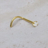 Nasenstecker in oro con zircone chiaro su sfondo bianco