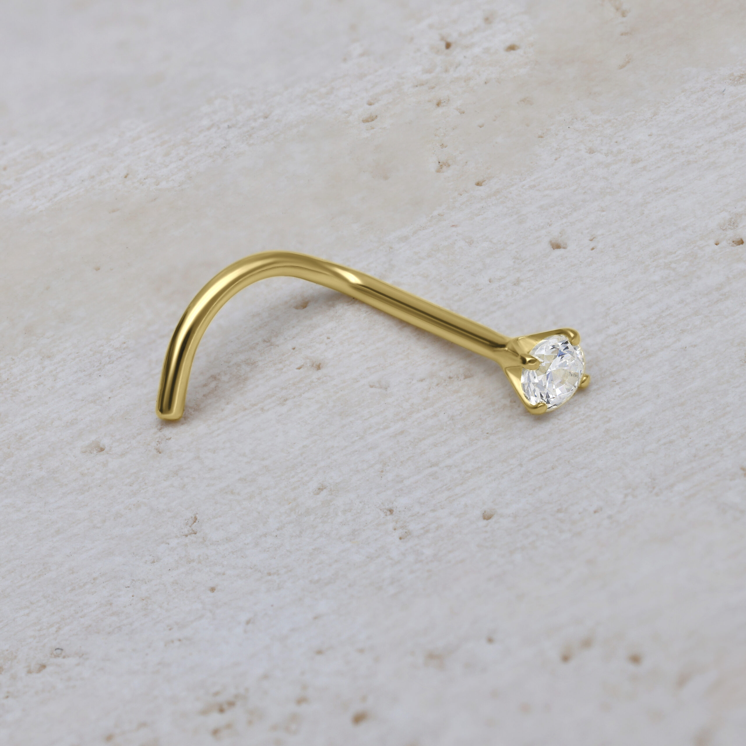 Nasenstecker in oro con zircone chiaro su sfondo bianco