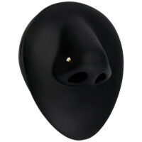 Piercing al naso in oro con zirconia cristallina su sfondo nero