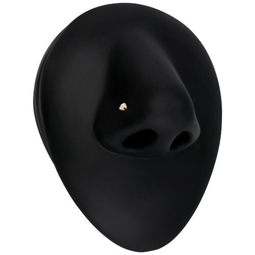 Piercing al naso in oro con zirconia cristallina su sfondo nero