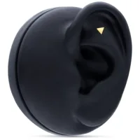 Piercing Barbell Triangolo d'Oro su modello di orecchio nero