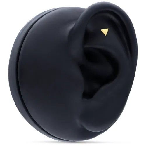 Piercing Barbell Triangolo d'Oro su modello di orecchio nero