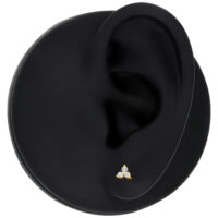 14K Gold Trinity Piercing Attachment Attacco Trinity per piercing in oro 14K con cristalli chiari su modello di orecchio nero