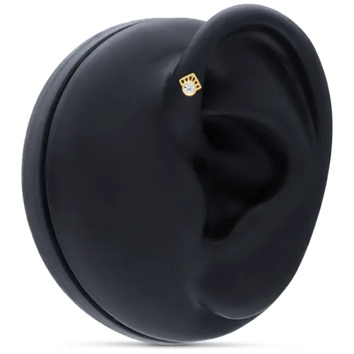 Punta per piercing in oro 14K con cristallo chiaro su modello di orecchio nero