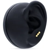 Attacco in oro 14K con 3 sfere per piercing all'orecchio Attacco in oro 14K con 3 sfere su un modello di orecchio nero