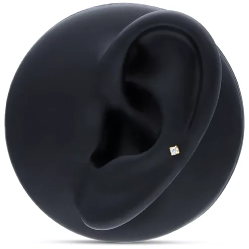 Attacco in oro 14K con cristallo chiaro su modello di orecchio nero