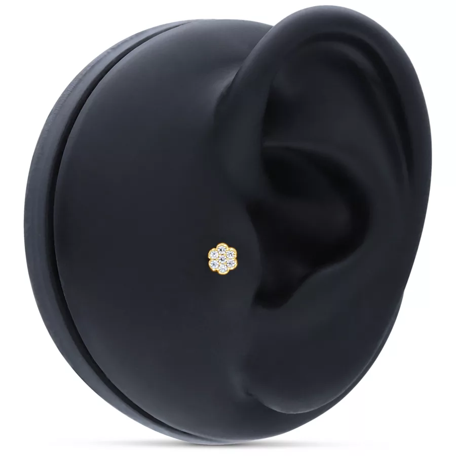 Accessorio floreale dorato con cristalli chiari su modello di orecchio nero