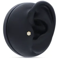 Accessorio floreale dorato con cristalli chiari su modello di orecchio nero