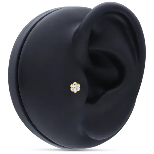 Accessorio floreale dorato con cristalli chiari su modello di orecchio nero