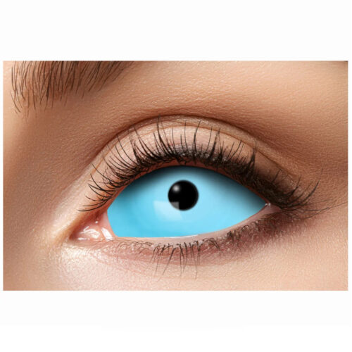 Primo piano di un occhio con lente a contatto Sclera Frozen blu, carnagione neutra