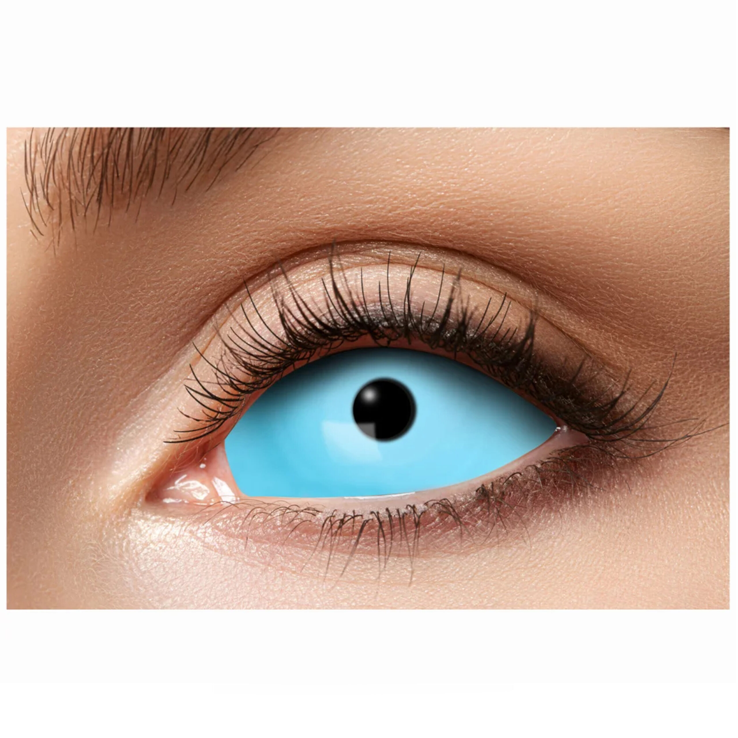 Primo piano di un occhio con lente a contatto Sclera Frozen blu, carnagione neutra