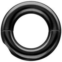Anello Tribal Dream nero in acciaio chirurgico lucido su sfondo bianco